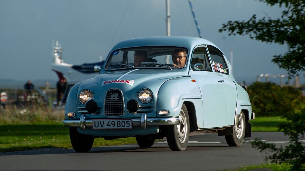 Arne Lundgaard og Søren Kamp fra Struer, har de seneste to år deltaget i DASU Classic-turneringen i deres fint restaurerede SAAB 96 fra 1963
(Foto: Viggo Johansen, rallypics.dk)